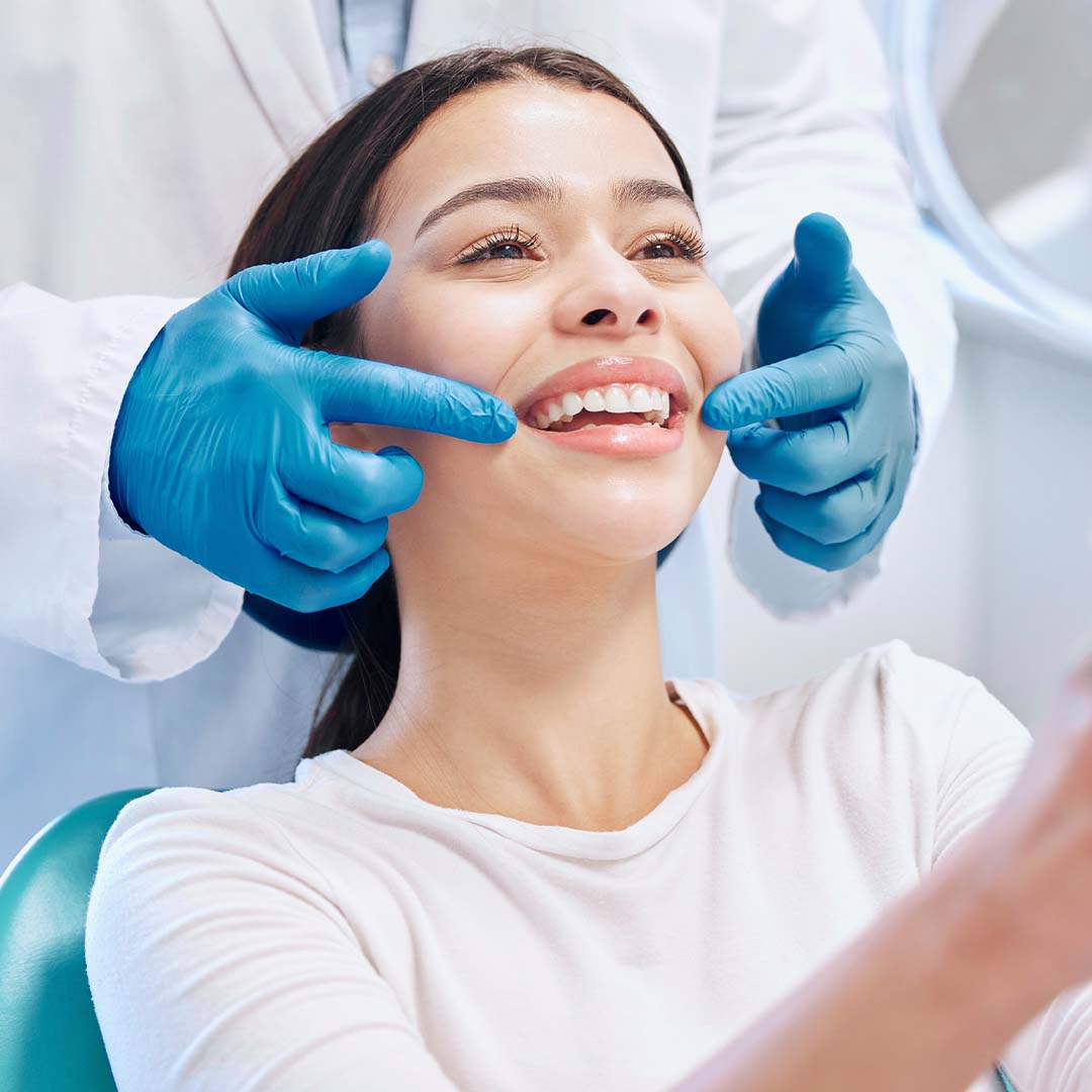 Paciente sonriendo tras tratamiento de odontología digital en la Clínica Dental Mendizábal de Logroño